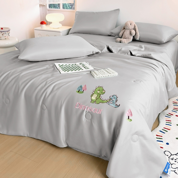 91家纺网 家纺一手货源 找家纺 暖意家纺 2026春夏新款水洗真丝夏被夏凉被空调被四件套 欢乐恐龙-灰