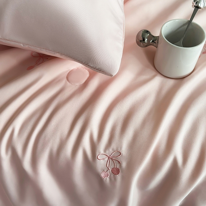 91家纺网 家纺一手货源 找家纺 暖意家纺 2026春夏新款水洗真丝夏被夏凉被空调被四件套 樱桃之恋 粉