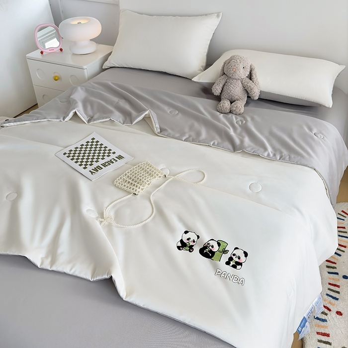 91家纺网 家纺一手货源 找家纺 暖意家纺 2026春夏新款水洗真丝夏被夏凉被空调被四件套 三只熊猫-米