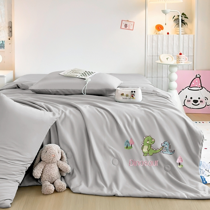 91家纺网 家纺一手货源 找家纺 暖意家纺 2026春夏新款水洗真丝夏被夏凉被空调被四件套 欢乐恐龙-灰