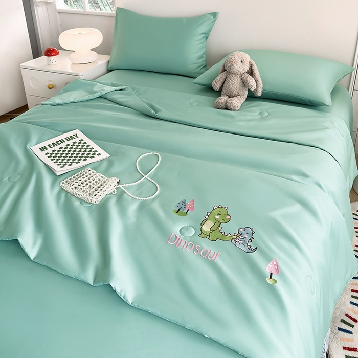 91家纺网 家纺一手货源 找家纺 暖意家纺 2026春夏新款水洗真丝夏被夏凉被空调被四件套 欢乐恐龙-绿