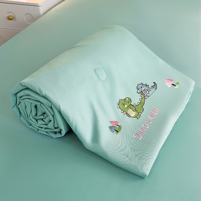 91家纺网 家纺一手货源 找家纺 暖意家纺 2026春夏新款水洗真丝夏被夏凉被空调被四件套 欢乐恐龙-绿