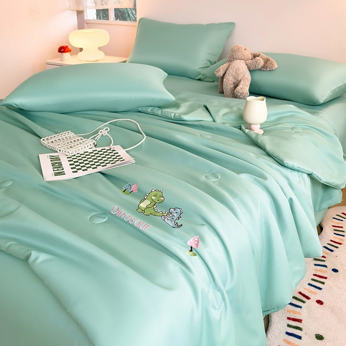 91家纺网 家纺一手货源 找家纺 暖意家纺 2026春夏新款水洗真丝夏被夏凉被空调被四件套 欢乐恐龙-绿