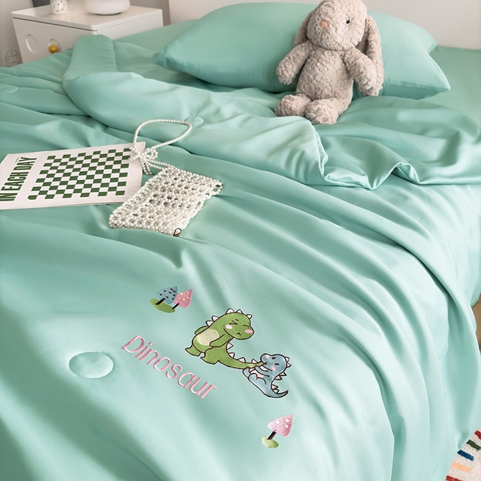 91家纺网 家纺一手货源 找家纺 暖意家纺 2026春夏新款水洗真丝夏被夏凉被空调被四件套 欢乐恐龙-绿