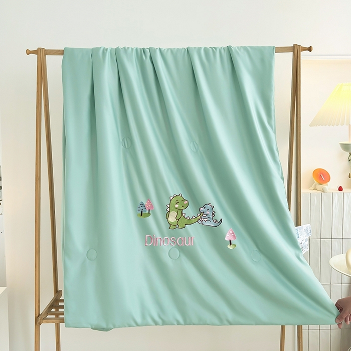 91家纺网 家纺一手货源 找家纺 暖意家纺 2026春夏新款水洗真丝夏被夏凉被空调被四件套 欢乐恐龙-绿