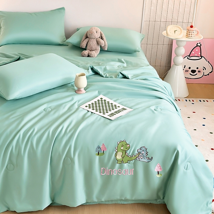 91家纺网 家纺一手货源 找家纺 暖意家纺 2026春夏新款水洗真丝夏被夏凉被空调被四件套 欢乐恐龙-绿