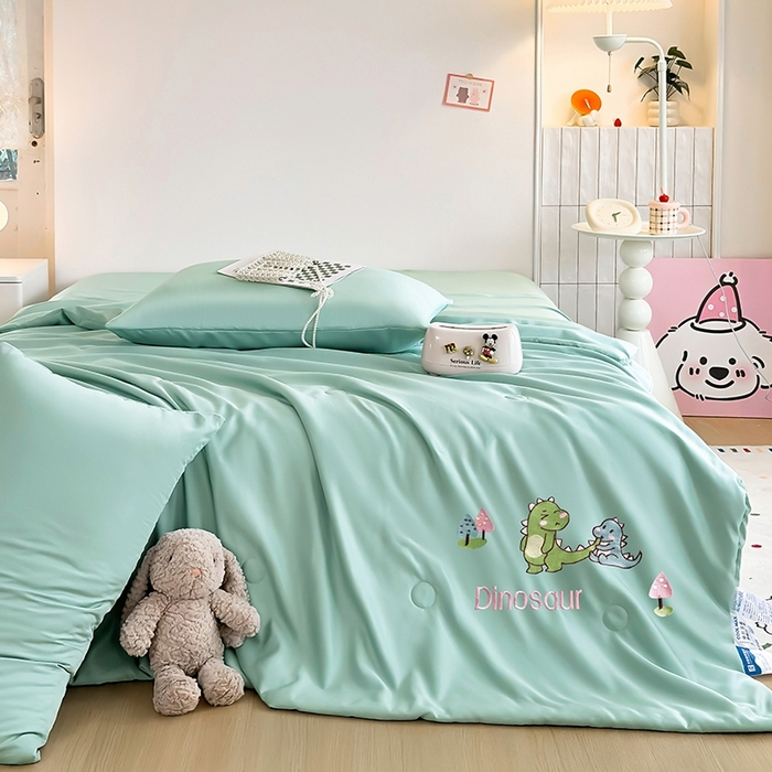 91家纺网 家纺一手货源 找家纺 暖意家纺 2026春夏新款水洗真丝夏被夏凉被空调被四件套 欢乐恐龙-绿