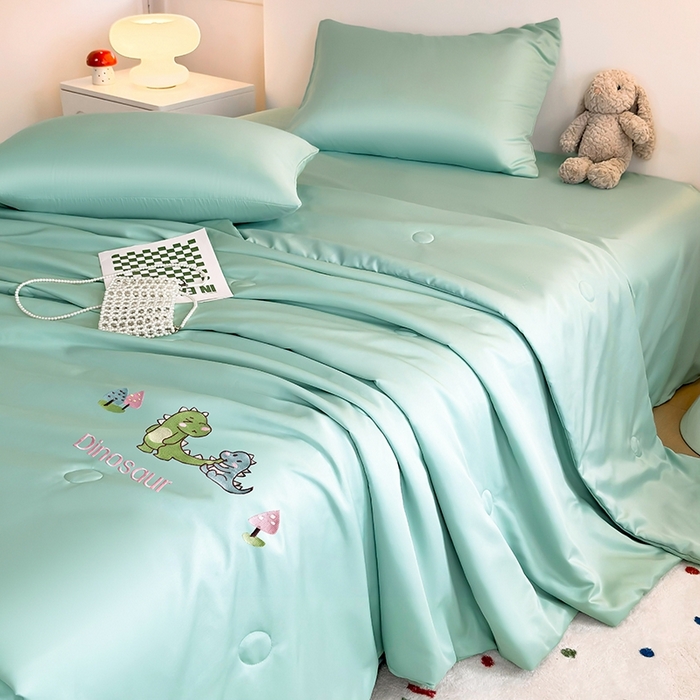 91家纺网 家纺一手货源 找家纺 暖意家纺 2026春夏新款水洗真丝夏被夏凉被空调被四件套 欢乐恐龙-绿