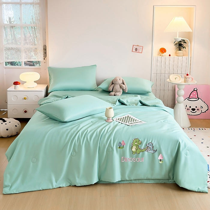 91家纺网 家纺一手货源 找家纺 暖意家纺 2026春夏新款水洗真丝夏被夏凉被空调被四件套 欢乐恐龙-绿