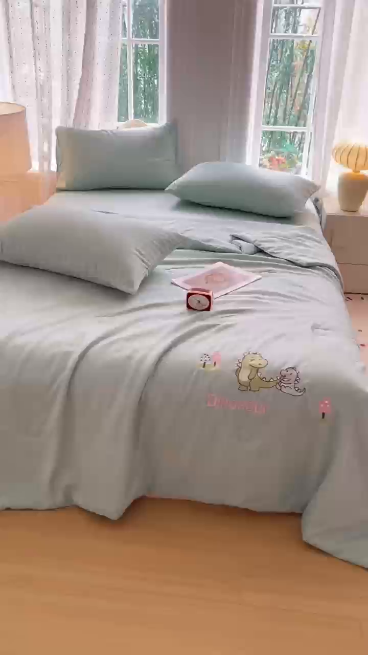 91家纺网 家纺一手货源 找家纺 暖意家纺 2026春夏新款水洗真丝夏被夏凉被空调被四件套 欢乐恐龙-绿