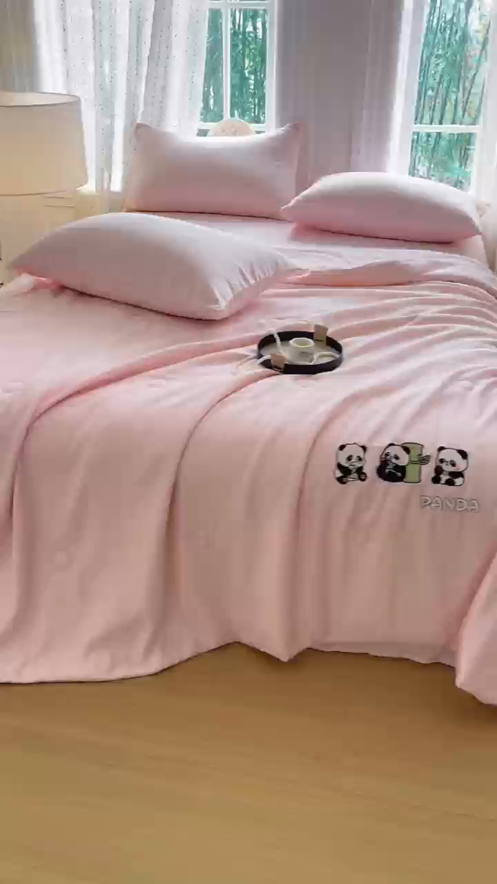 91家纺网 家纺一手货源 找家纺 暖意家纺 2026春夏新款水洗真丝夏被夏凉被空调被四件套 三只熊猫-粉
