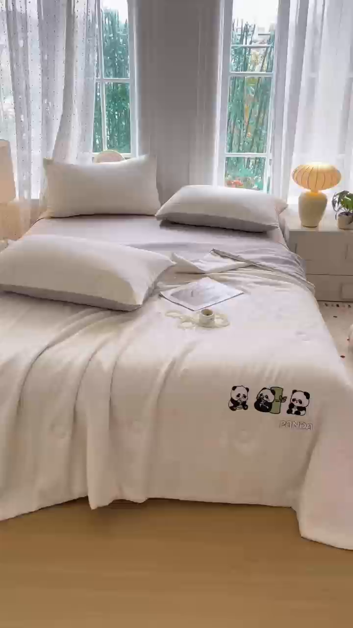 91家纺网 家纺一手货源 找家纺 暖意家纺 2026春夏新款水洗真丝夏被夏凉被空调被四件套 三只熊猫-米