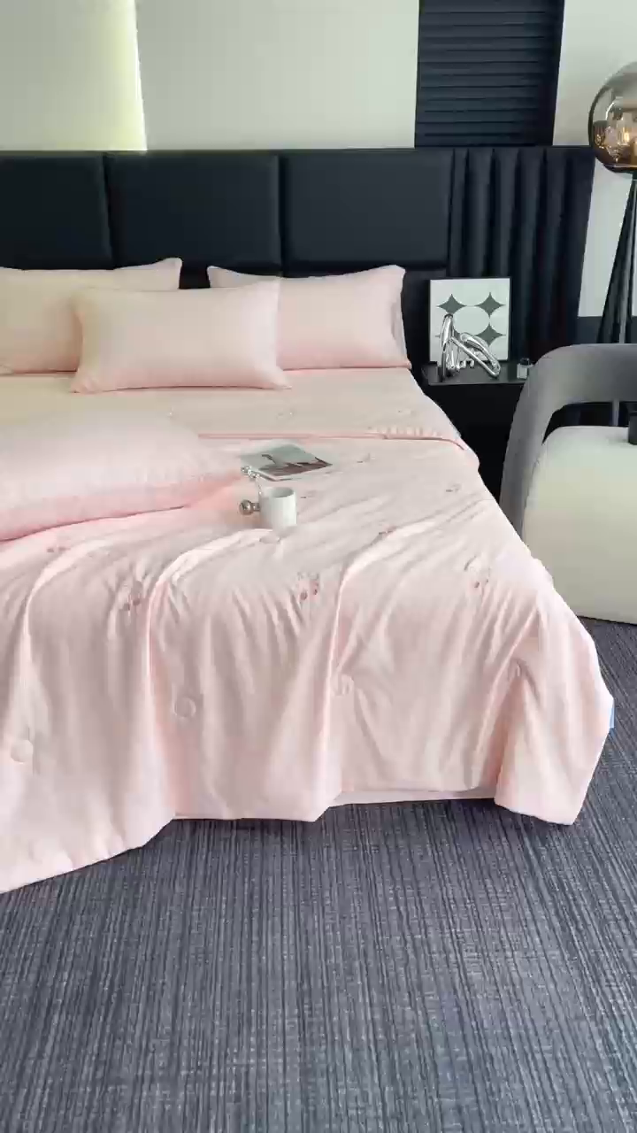 91家纺网 家纺一手货源 找家纺 暖意家纺 2026春夏新款水洗真丝夏被夏凉被空调被四件套 樱桃之恋 粉