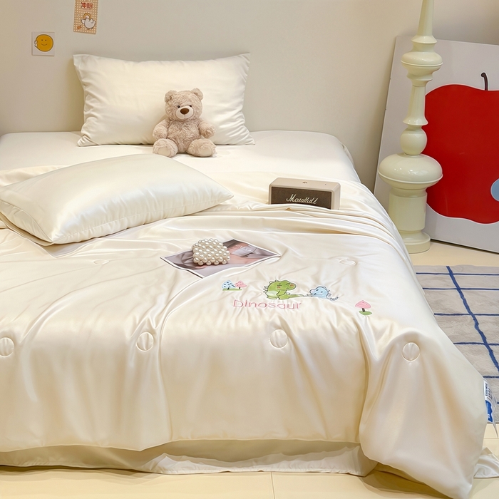 91家纺网 家纺一手货源 找家纺 暖意家纺 2026春夏新款水洗真丝夏被夏凉被空调被四件套 恐龙乐园-米