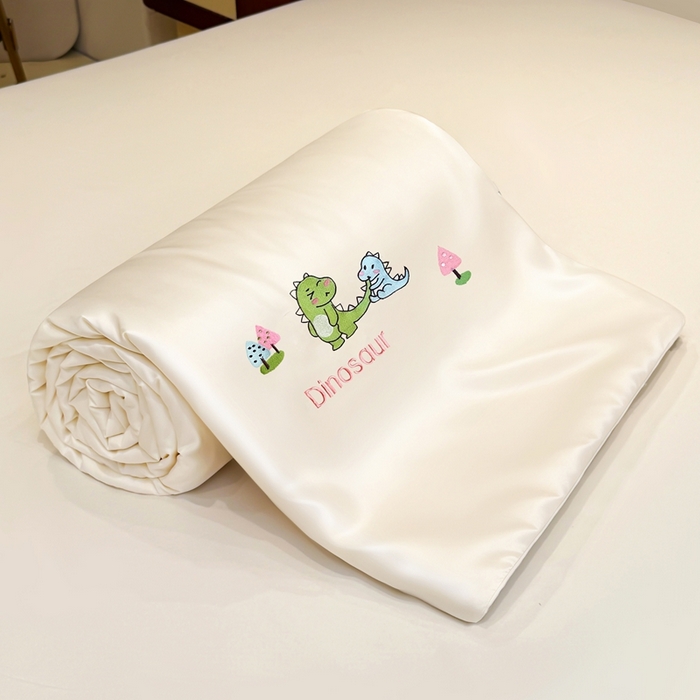 91家纺网 家纺一手货源 找家纺 暖意家纺 2026春夏新款水洗真丝夏被夏凉被空调被四件套 恐龙乐园-米