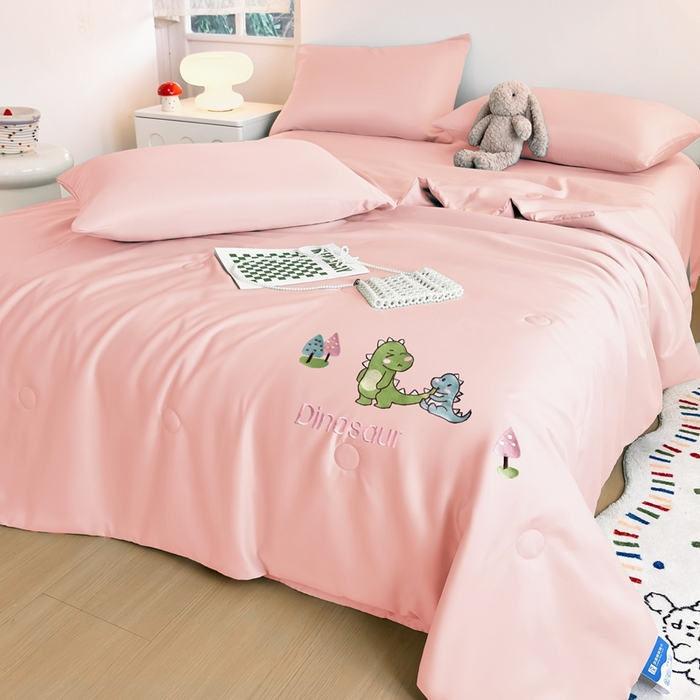 91家纺网 家纺一手货源 找家纺 暖意家纺 2026春夏新款水洗真丝夏被夏凉被空调被四件套 欢乐恐龙-粉