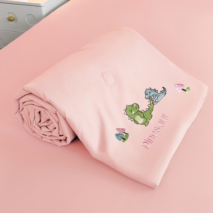 91家纺网 家纺一手货源 找家纺 暖意家纺 2026春夏新款水洗真丝夏被夏凉被空调被四件套 欢乐恐龙-粉