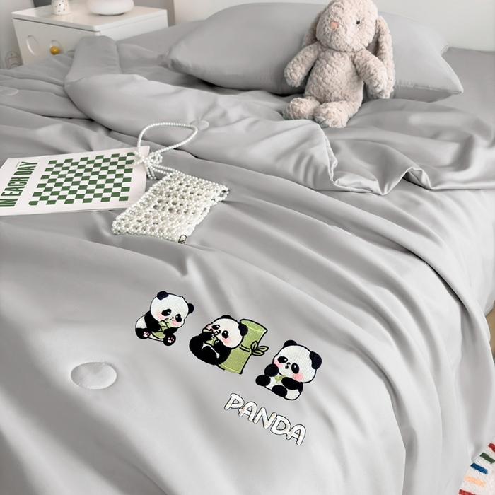 91家纺网 家纺一手货源 找家纺 暖意家纺 2026春夏新款水洗真丝夏被夏凉被空调被四件套 三只熊猫-灰色