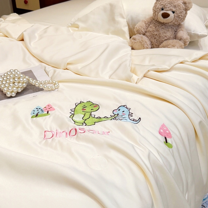 91家纺网 家纺一手货源 找家纺 暖意家纺 2026春夏新款水洗真丝夏被夏凉被空调被四件套 恐龙乐园-米