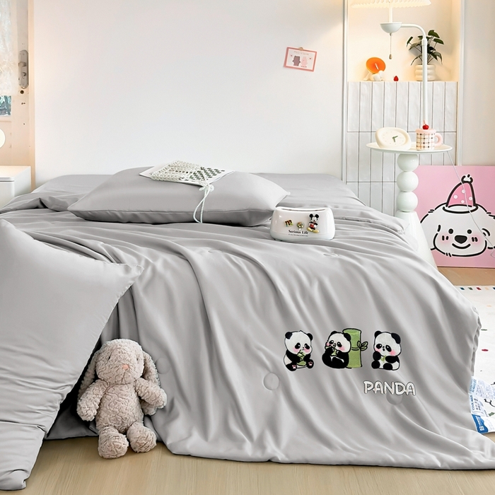91家纺网 家纺一手货源 找家纺 暖意家纺 2026春夏新款水洗真丝夏被夏凉被空调被四件套 三只熊猫-灰色