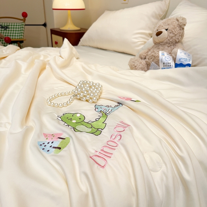 91家纺网 家纺一手货源 找家纺 暖意家纺 2026春夏新款水洗真丝夏被夏凉被空调被四件套 恐龙乐园-米