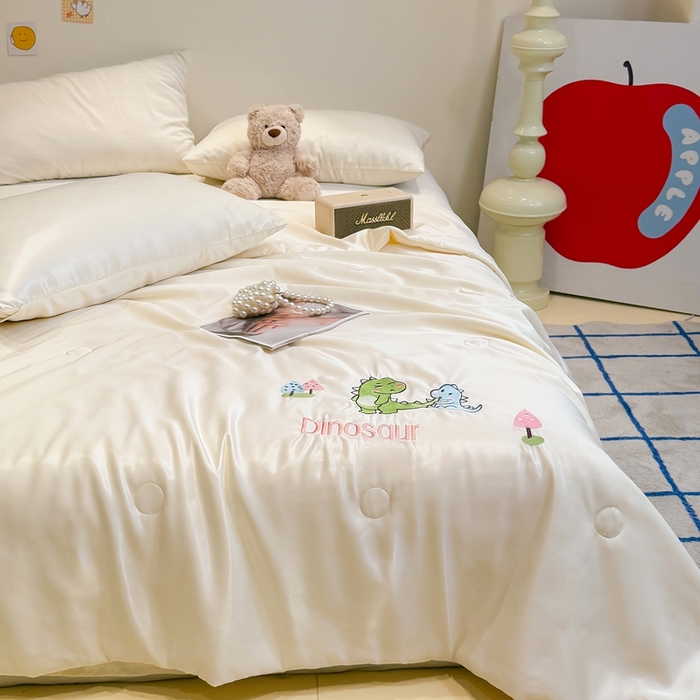 91家纺网 家纺一手货源 找家纺 暖意家纺 2026春夏新款水洗真丝夏被夏凉被空调被四件套 恐龙乐园-米