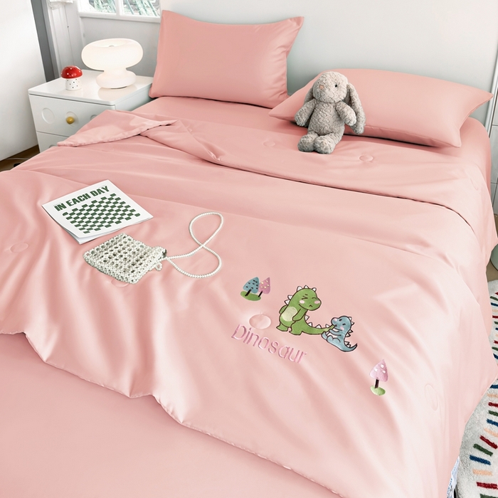 91家纺网 家纺一手货源 找家纺 暖意家纺 2026春夏新款水洗真丝夏被夏凉被空调被四件套 欢乐恐龙-粉