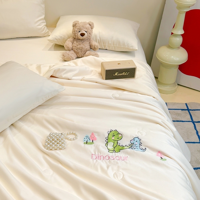 91家纺网 家纺一手货源 找家纺 暖意家纺 2026春夏新款水洗真丝夏被夏凉被空调被四件套 恐龙乐园-米