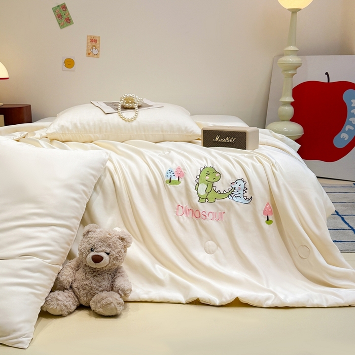 91家纺网 家纺一手货源 找家纺 暖意家纺 2026春夏新款水洗真丝夏被夏凉被空调被四件套 恐龙乐园-米