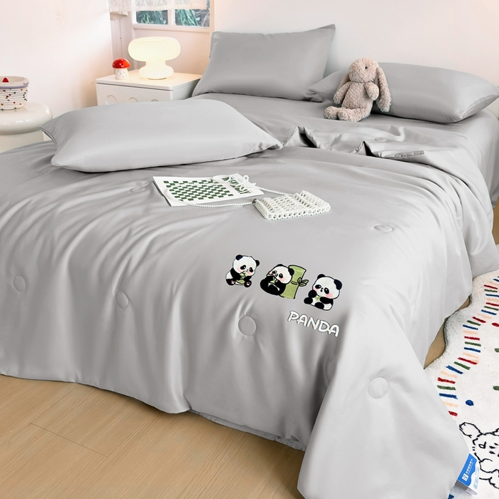 91家纺网 家纺一手货源 找家纺 暖意家纺 2026春夏新款水洗真丝夏被夏凉被空调被四件套 三只熊猫-灰色
