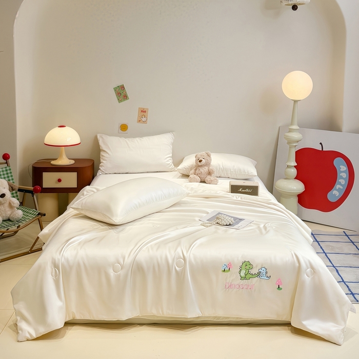 91家纺网 家纺一手货源 找家纺 暖意家纺 2026春夏新款水洗真丝夏被夏凉被空调被四件套 恐龙乐园-米