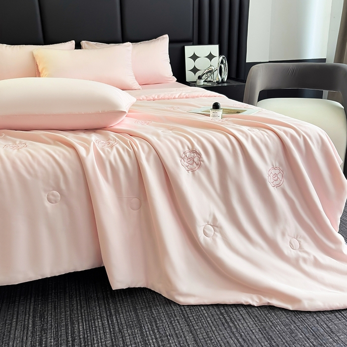 91家纺网 家纺一手货源 找家纺 暖意家纺 2026春夏新款水洗真丝夏被夏凉被空调被四件套 玫瑰花香-粉