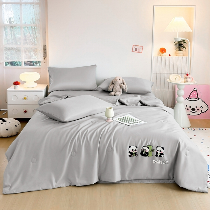 91家纺网 家纺一手货源 找家纺 暖意家纺 2026春夏新款水洗真丝夏被夏凉被空调被四件套 三只熊猫-灰色