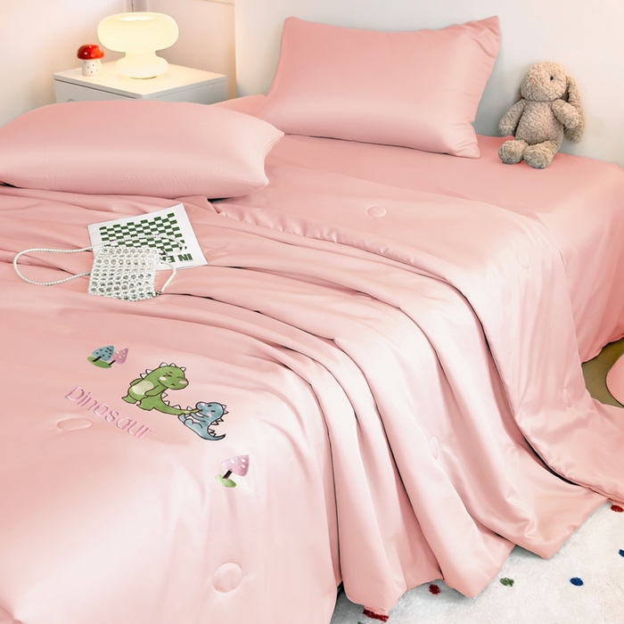 91家纺网 家纺一手货源 找家纺 暖意家纺 2026春夏新款水洗真丝夏被夏凉被空调被四件套 欢乐恐龙-粉