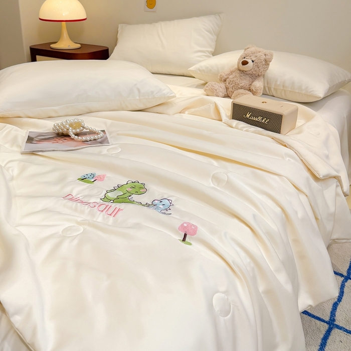 91家纺网 家纺一手货源 找家纺 暖意家纺 2026春夏新款水洗真丝夏被夏凉被空调被四件套 恐龙乐园-米