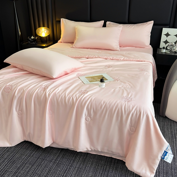91家纺网 家纺一手货源 找家纺 暖意家纺 2026春夏新款水洗真丝夏被夏凉被空调被四件套 玫瑰花香-粉