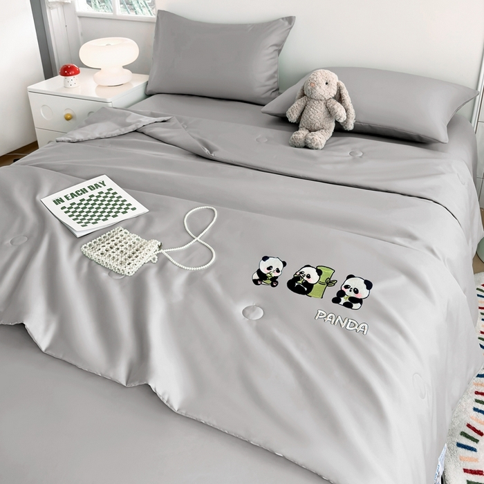 91家纺网 家纺一手货源 找家纺 暖意家纺 2026春夏新款水洗真丝夏被夏凉被空调被四件套 三只熊猫-灰色