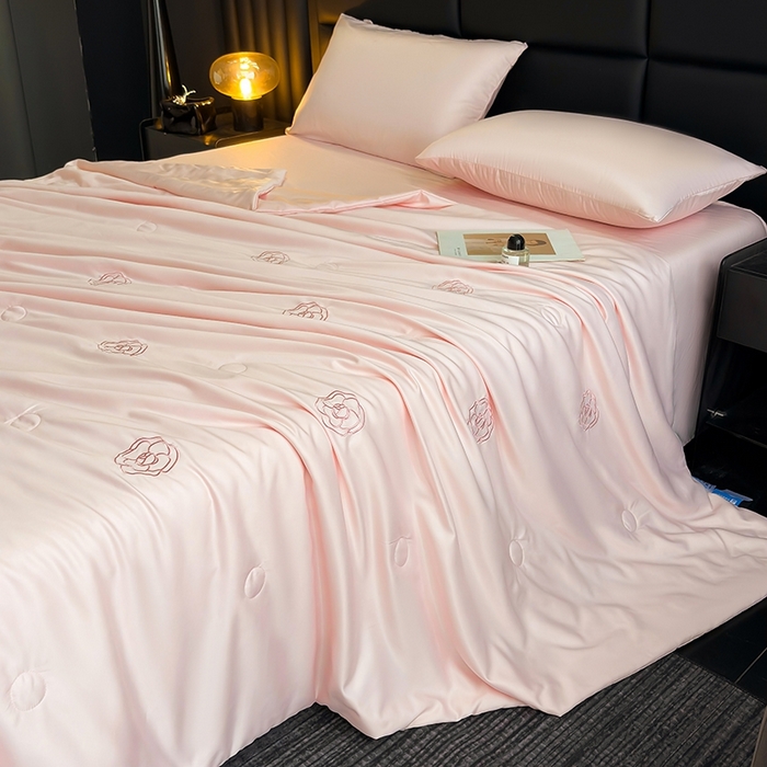 91家纺网 家纺一手货源 找家纺 暖意家纺 2026春夏新款水洗真丝夏被夏凉被空调被四件套 玫瑰花香-粉