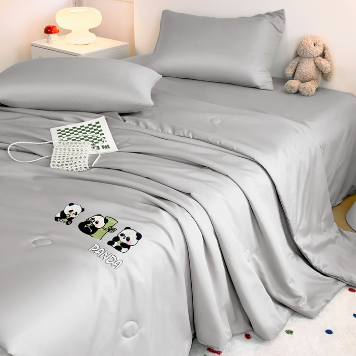91家纺网 家纺一手货源 找家纺 暖意家纺 2026春夏新款水洗真丝夏被夏凉被空调被四件套 三只熊猫-灰色