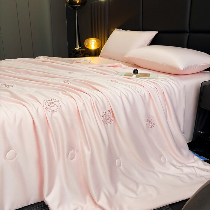 91家纺网 家纺一手货源 找家纺 暖意家纺 2026春夏新款水洗真丝夏被夏凉被空调被四件套 玫瑰花香-粉