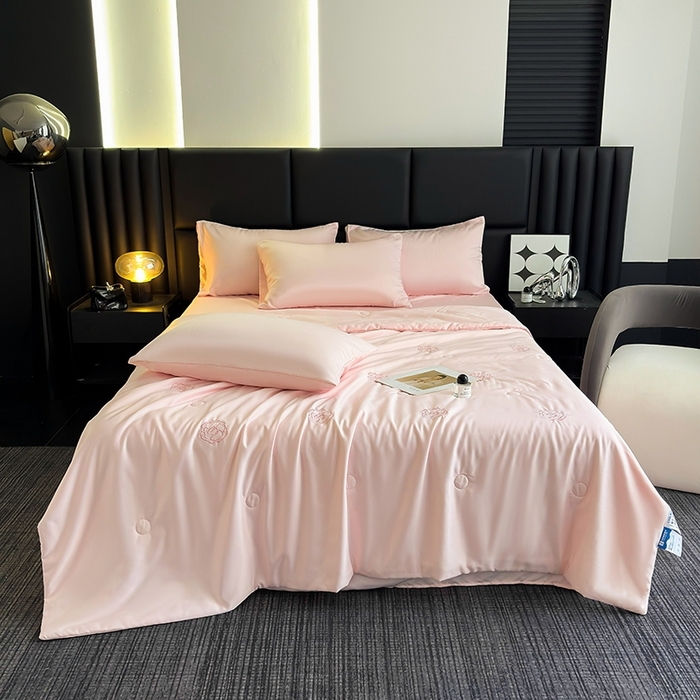 91家纺网 家纺一手货源 找家纺 暖意家纺 2026春夏新款水洗真丝夏被夏凉被空调被四件套 玫瑰花香-粉