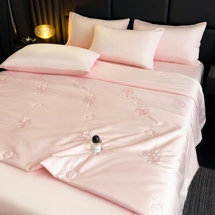 91家纺网 家纺一手货源 找家纺 暖意家纺 2026春夏新款水洗真丝夏被夏凉被空调被四件套 玫瑰花香-粉