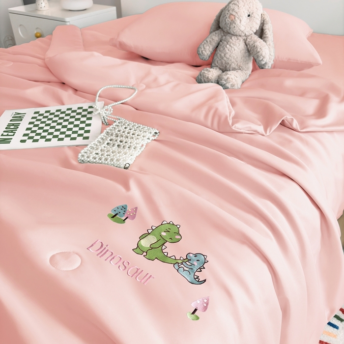 91家纺网 家纺一手货源 找家纺 暖意家纺 2026春夏新款水洗真丝夏被夏凉被空调被四件套 欢乐恐龙-粉