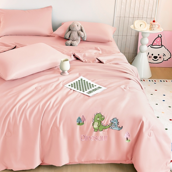 91家纺网 家纺一手货源 找家纺 暖意家纺 2026春夏新款水洗真丝夏被夏凉被空调被四件套 欢乐恐龙-粉