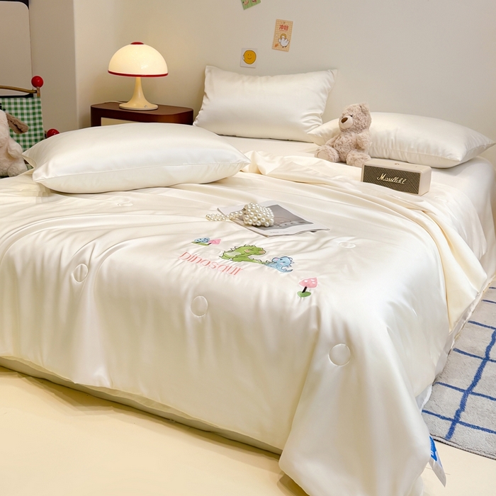 91家纺网 家纺一手货源 找家纺 暖意家纺 2026春夏新款水洗真丝夏被夏凉被空调被四件套 恐龙乐园-米