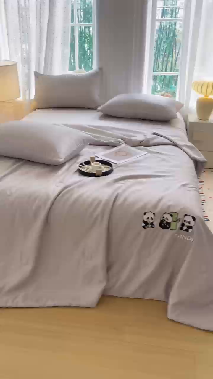 91家纺网 家纺一手货源 找家纺 暖意家纺 2026春夏新款水洗真丝夏被夏凉被空调被四件套 三只熊猫-灰色