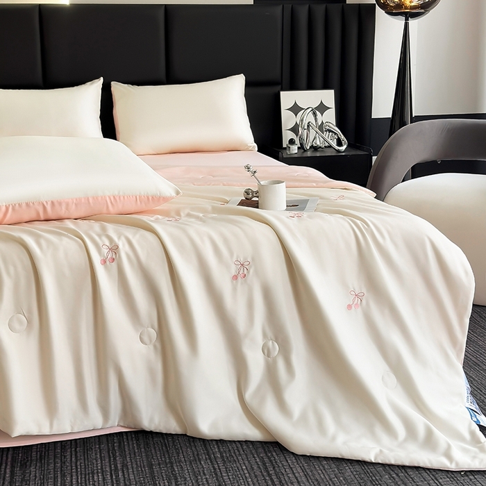 91家纺网 家纺一手货源 找家纺 暖意家纺 2026春夏新款水洗真丝夏被夏凉被空调被四件套 樱桃之恋-米粉
