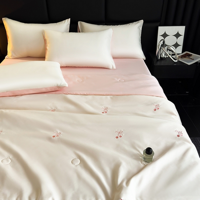 91家纺网 家纺一手货源 找家纺 暖意家纺 2026春夏新款水洗真丝夏被夏凉被空调被四件套 樱桃之恋-米粉