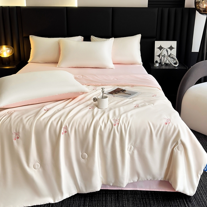91家纺网 家纺一手货源 找家纺 暖意家纺 2026春夏新款水洗真丝夏被夏凉被空调被四件套 樱桃之恋-米粉