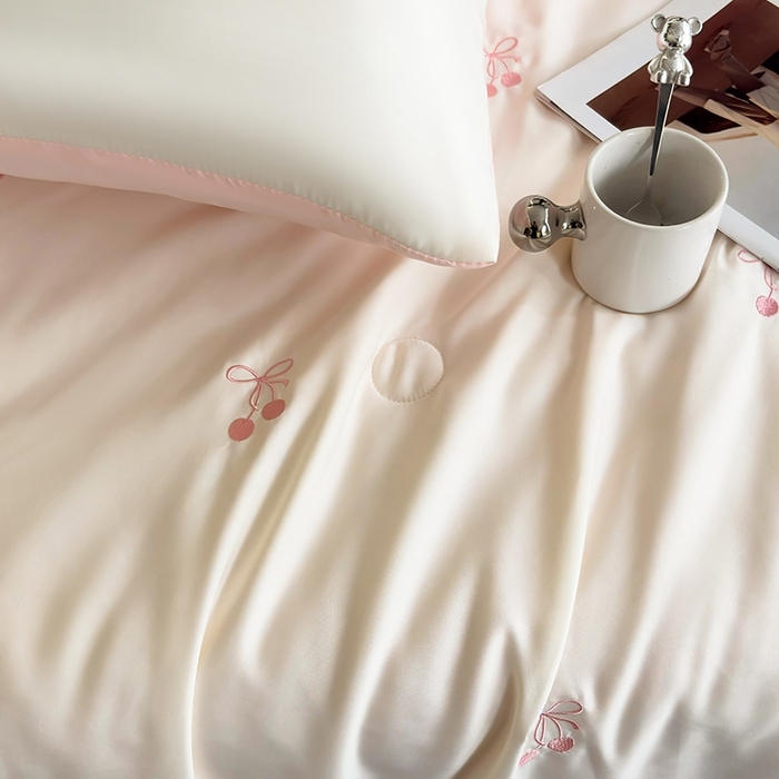 91家纺网 家纺一手货源 找家纺 暖意家纺 2026春夏新款水洗真丝夏被夏凉被空调被四件套 樱桃之恋-米粉